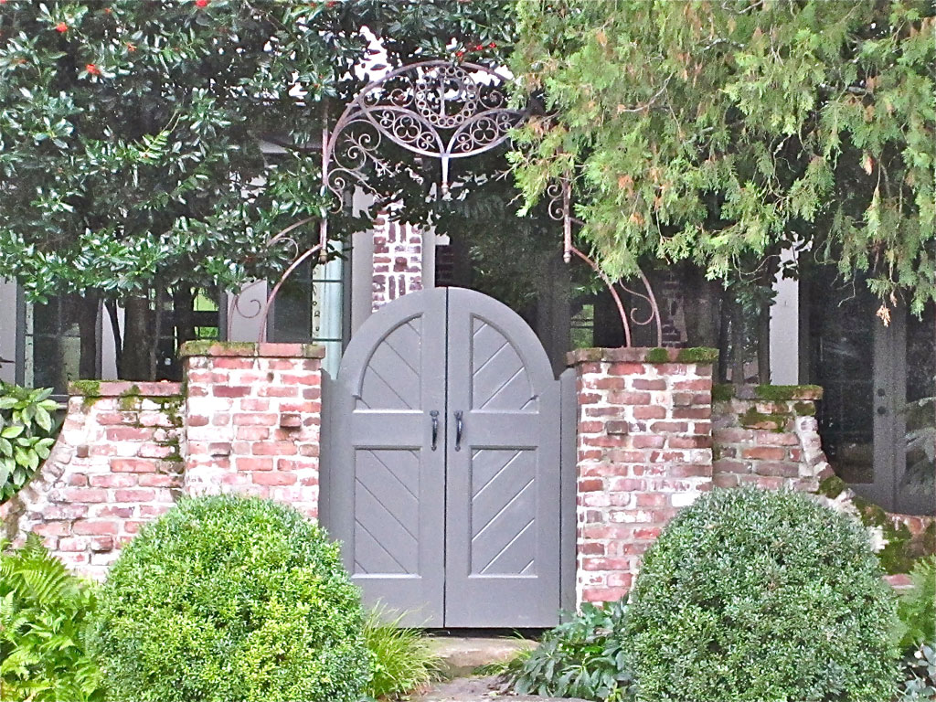 iron entry gate with boxwood ans brick